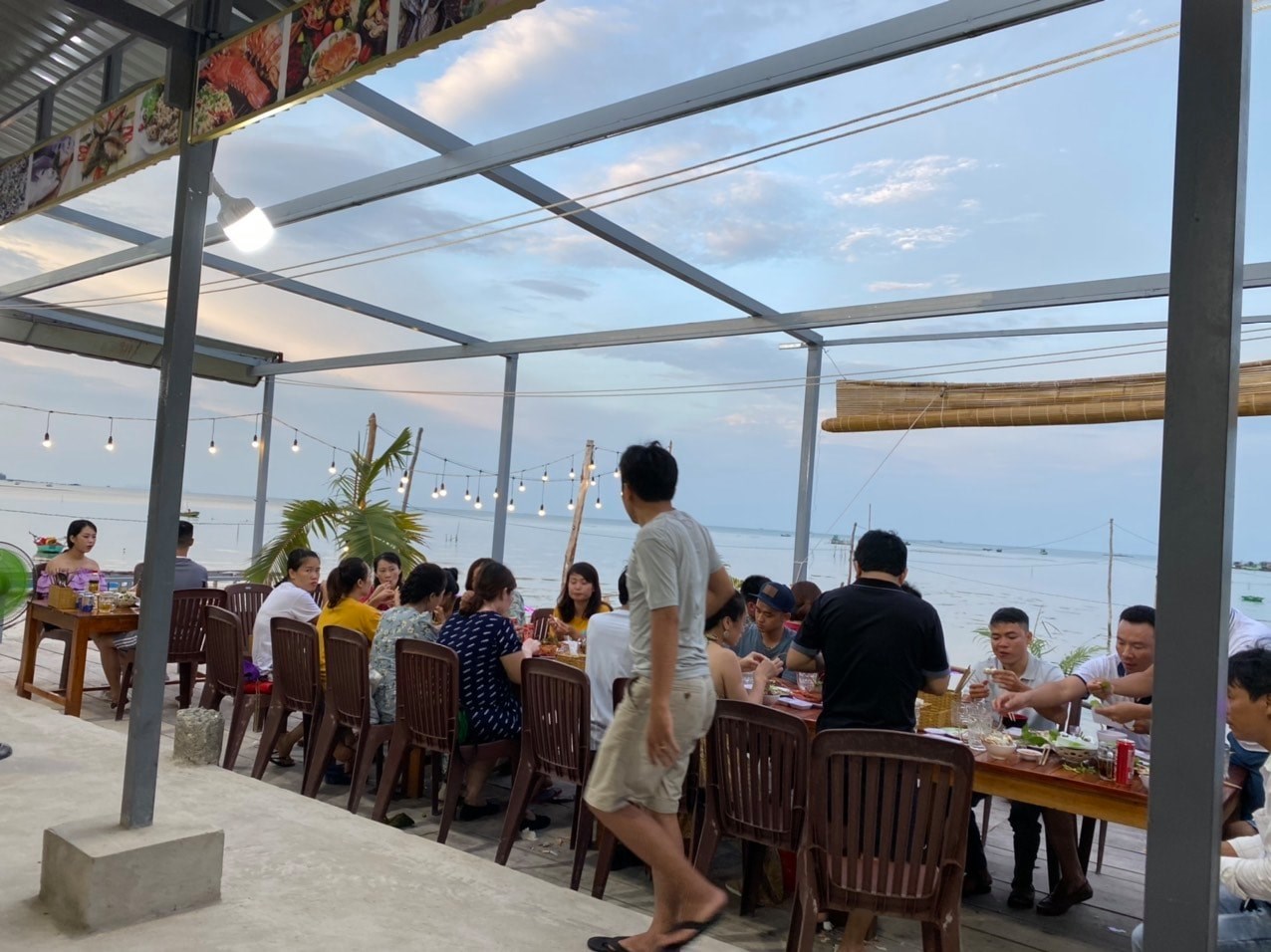 Bè Hà Quyền - Chuyên phục vụ hải sản tươi sống ở làng chài Hàm Ninh 7