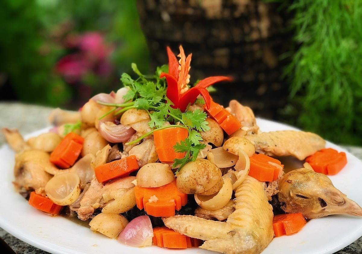 Đến Tây Đô, thử ngay món ngon Gà um dâu Hạ Châu lạ miệng 4