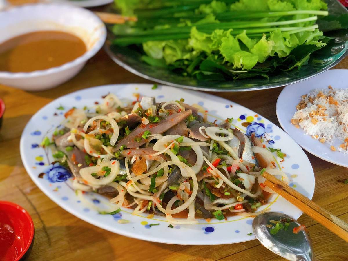 Quán Việt Phú Quốc - Dấu ấn ẩm thực từ đặc sản gỏi cá trích 8